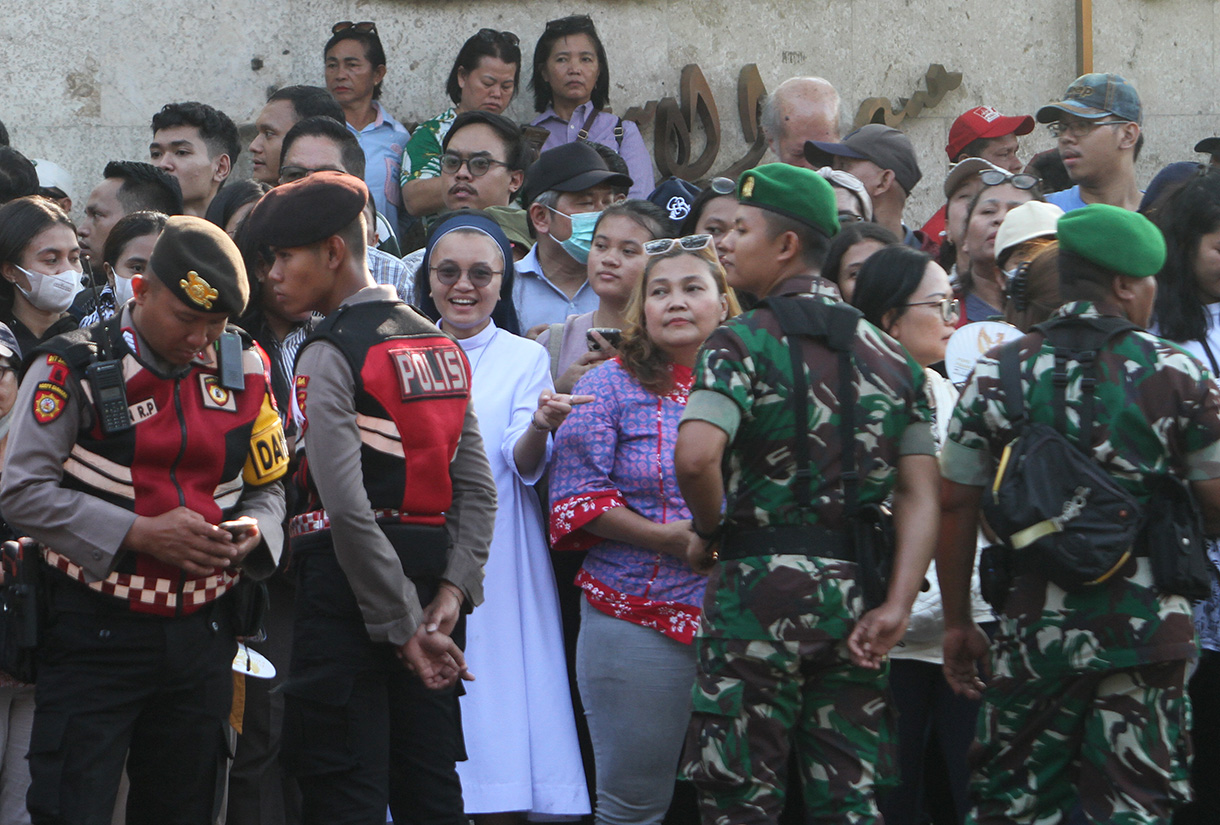 Warga menanti kedatangan Paus Fransiskus di depan Gereja Katedral, Jakarta,Rabu (4/9/2024). (BeritaNasional.com/ Oke Atmaja)