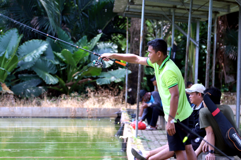 Warga salurkan hobi mancing sambil menunggu jam buka puasa. (Indonesiaglobe/Elvis Sendouw)