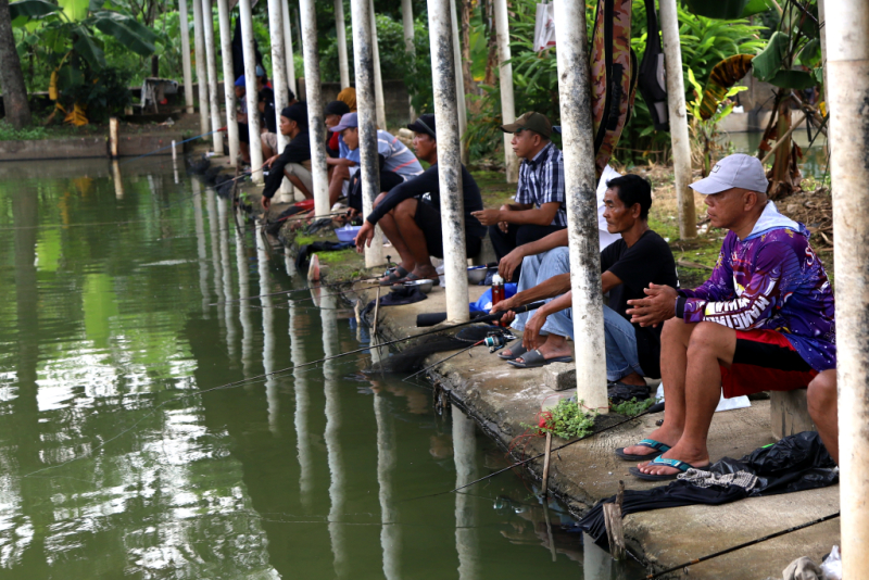 Warga salurkan hobi mancing sambil menunggu jam buka puasa. (Indonesiaglobe/Elvis Sendouw)