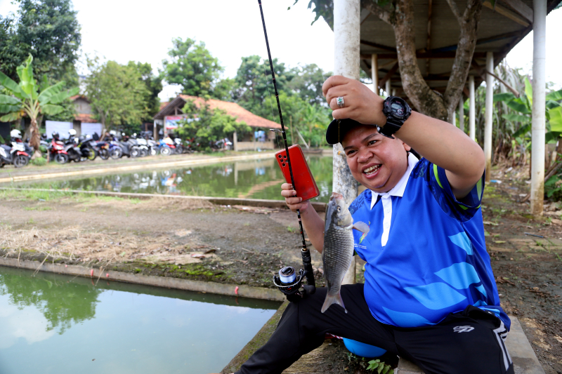 Warga salurkan hobi mancing sambil menunggu jam buka puasa. (Indonesiaglobe/Elvis Sendouw)