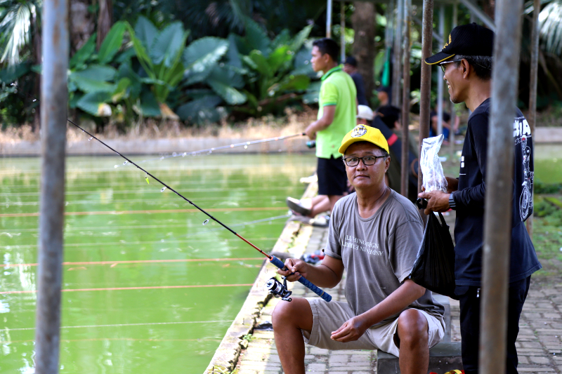 Warga salurkan hobi mancing sambil menunggu jam buka puasa. (Indonesiaglobe/Elvis Sendouw)