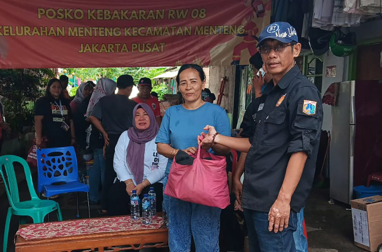 Warga terdampak kebakaran Menteng memilah sumbangan baju layak pakai di posko pengungsian Menteng, Jakarta, sabtu (21/12/2024). (BeritaNasional.com/Oke Atmaja)