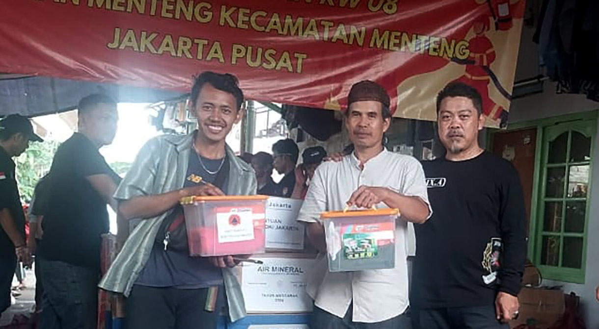 Warga terdampak kebakaran Menteng memilah sumbangan baju layak pakai di posko pengungsian Menteng, Jakarta, sabtu (21/12/2024). (BeritaNasional.com/Oke Atmaja)