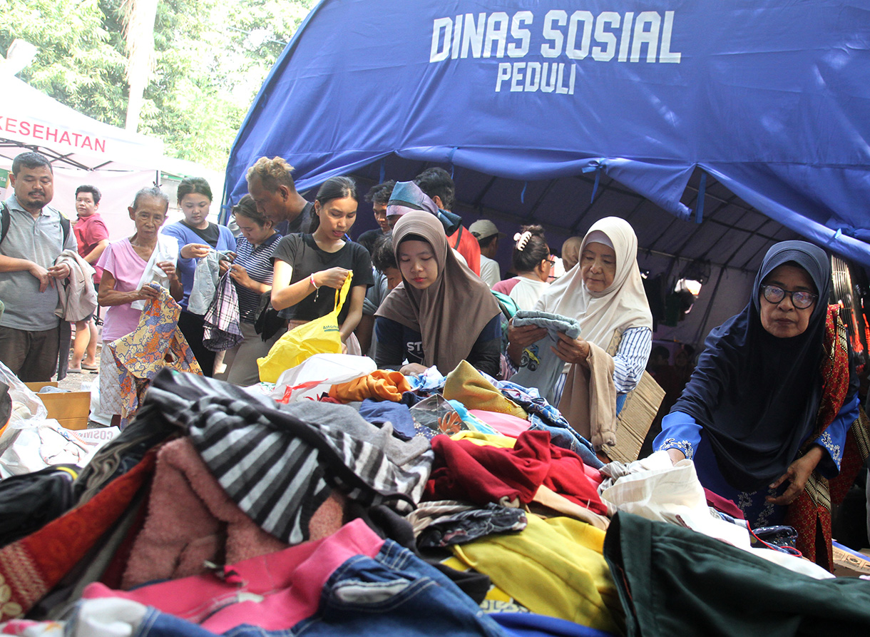 Warga terdampak kebakaran Manggarai menempati tenda pengungsian di area parkir Pasar Raya,  Manggarai, Jakarta, Rabu (14/8/2024).  (BeritaNasional.com/ Oke Atmaja)