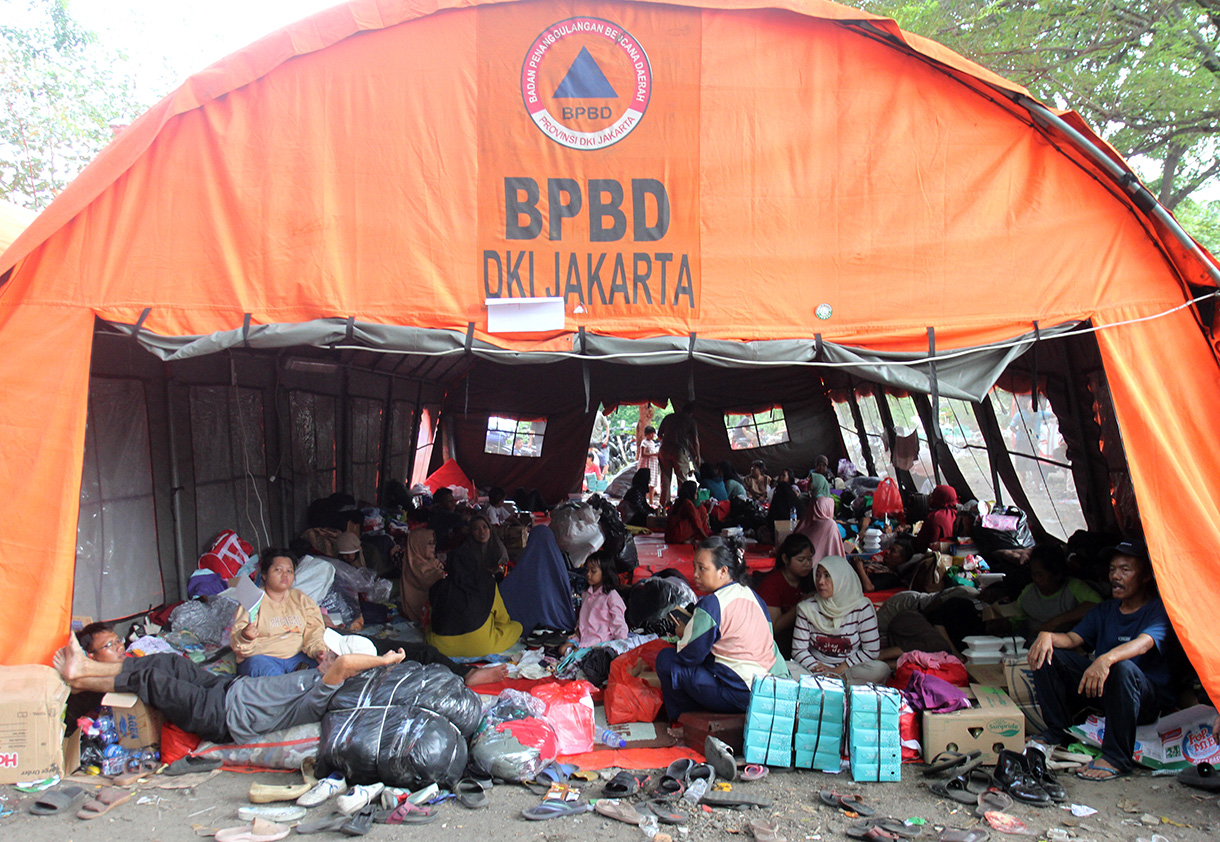 Warga terdampak kebakaran Manggarai menempati tenda pengungsian di area parkir Pasar Raya,  Manggarai, Jakarta, Rabu (14/8/2024).  (BeritaNasional.com/ Oke Atmaja)