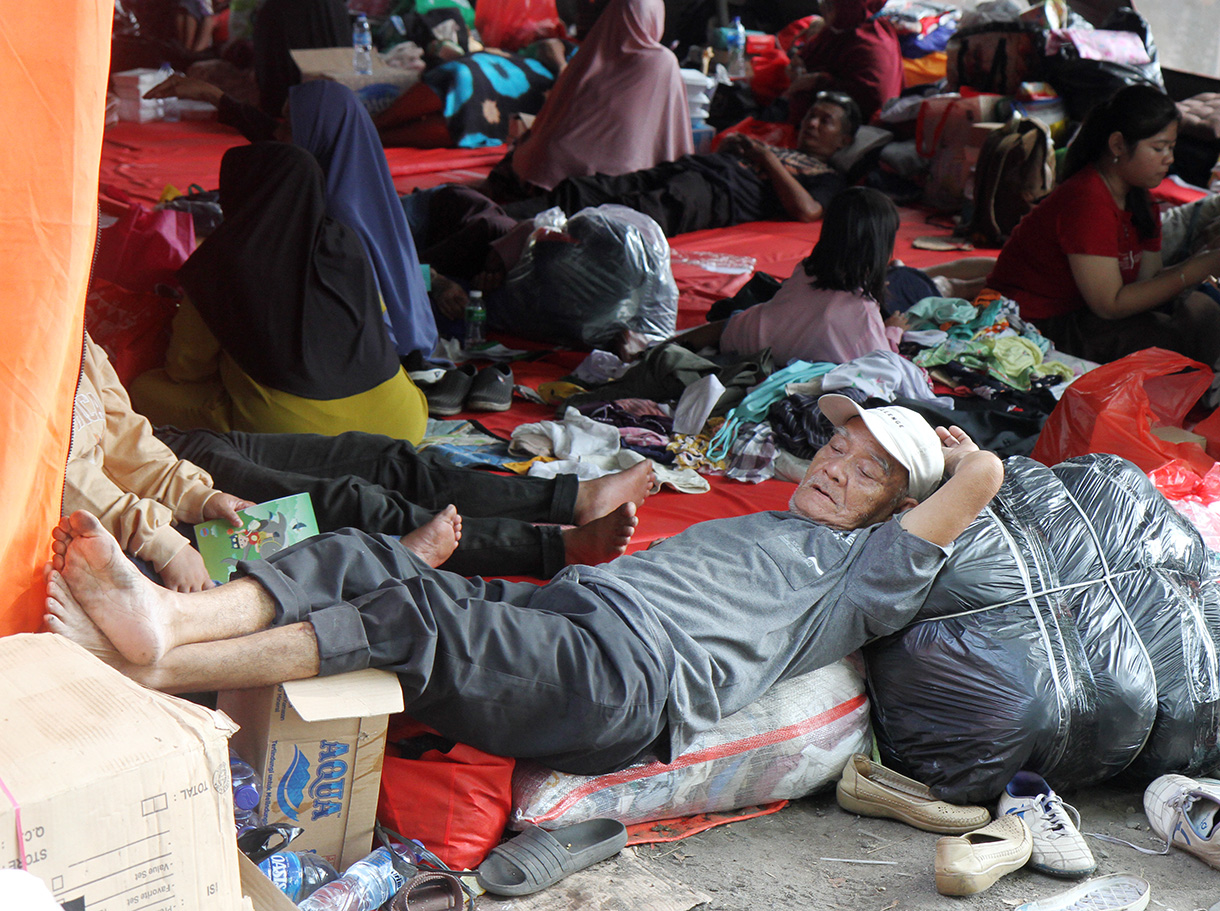 Warga terdampak kebakaran Manggarai menempati tenda pengungsian di area parkir Pasar Raya,  Manggarai, Jakarta, Rabu (14/8/2024).  (BeritaNasional.com/ Oke Atmaja)