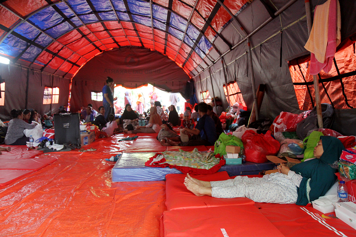 Warga terdampak kebakaran Manggarai menempati tenda pengungsian di area parkir Pasar Raya,  Manggarai, Jakarta, Rabu (14/8/2024).  (BeritaNasional.com/ Oke Atmaja)