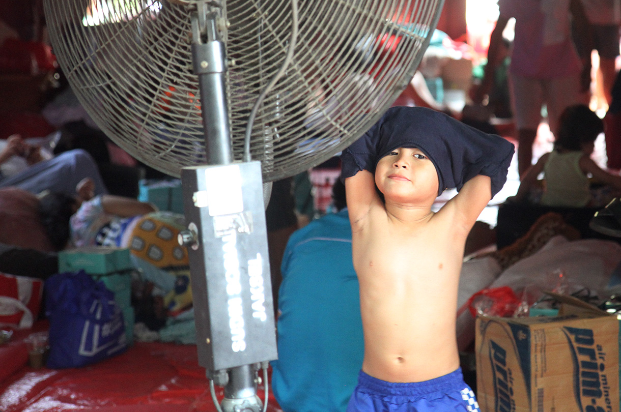 Warga terdampak kebakaran Manggarai menempati tenda pengungsian di area parkir Pasar Raya,  Manggarai, Jakarta, Rabu (14/8/2024).  (BeritaNasional.com/ Oke Atmaja)