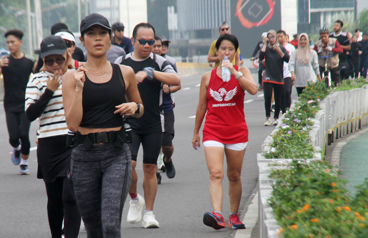 Warga berolahraga di Jalan Jenderal Sudirman, Jakarta, Minggu (10/11/2024). (BeritaNasional.com/Oke Atmaja)