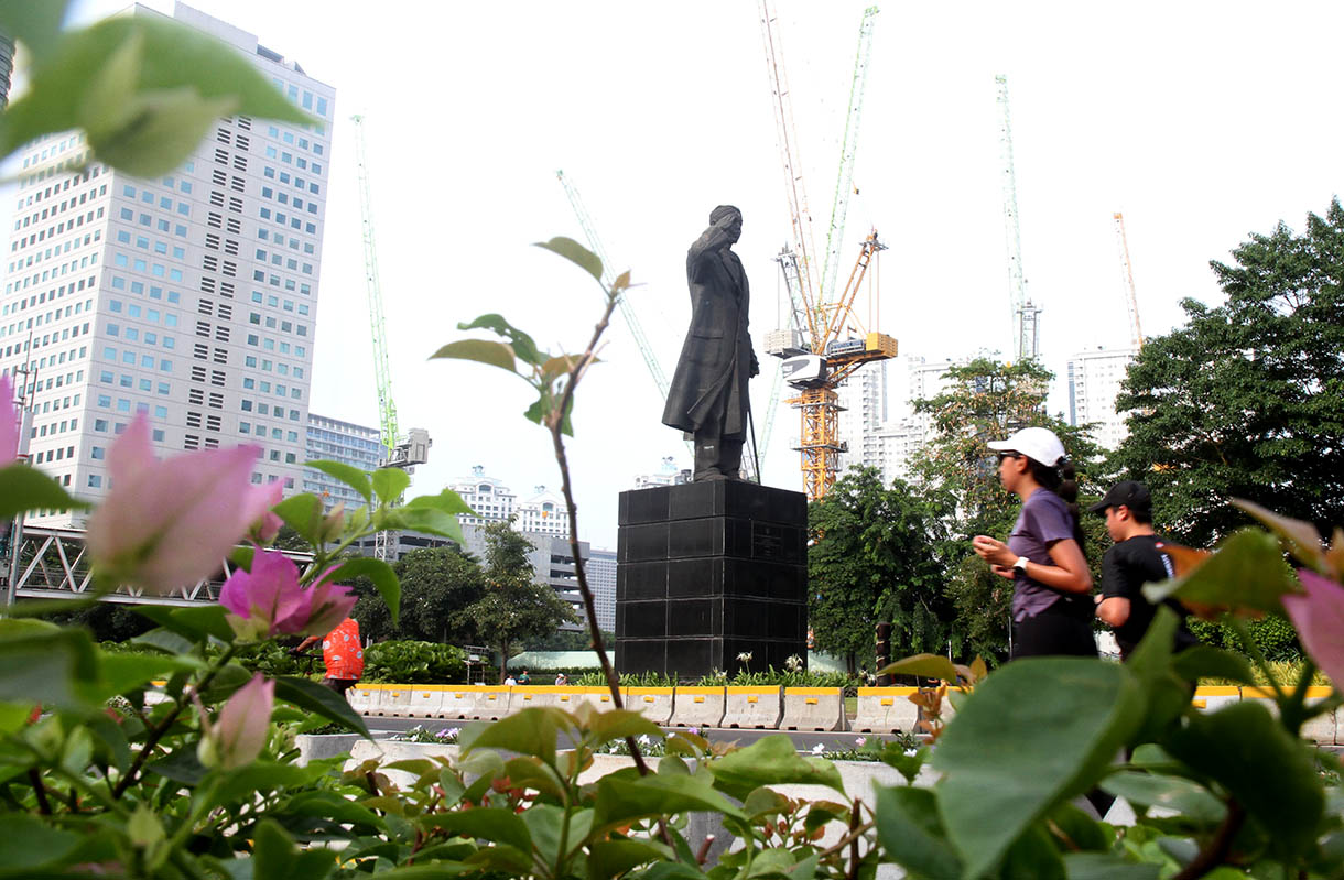 Warga berolahraga di Jalan Jenderal Sudirman, Jakarta, Minggu (10/11/2024). (BeritaNasional.com/Oke Atmaja)