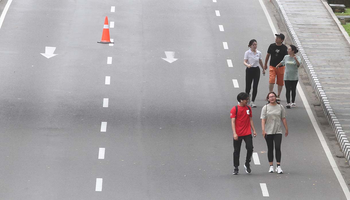 Warga berolahraga di Kawasan bundaran semanggi, Jakarta, Minggu (23/3/2025). (Beritanasional.com/Oke Atmaja)