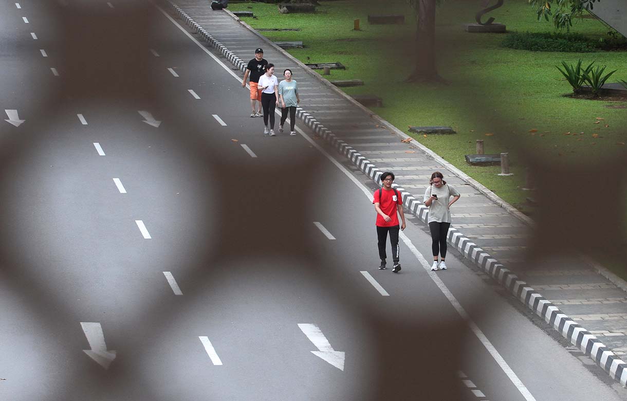 Warga berolahraga di Kawasan bundaran semanggi, Jakarta, Minggu (23/3/2025). (Beritanasional.com/Oke Atmaja)