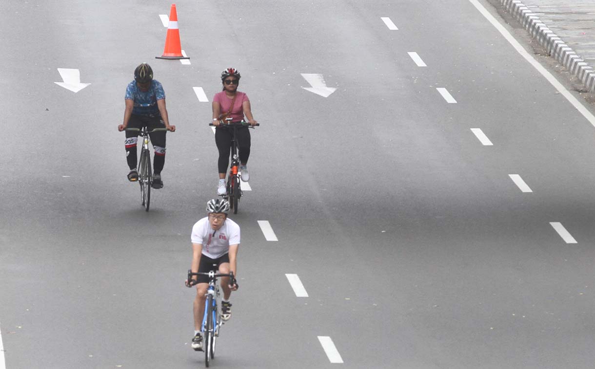 Warga berolahraga di Kawasan bundaran semanggi, Jakarta, Minggu (23/3/2025). (Beritanasional.com/Oke Atmaja)