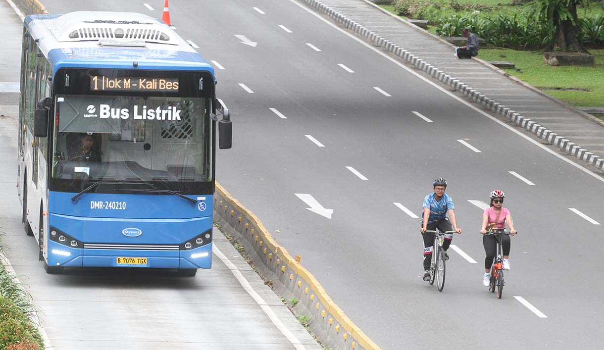 Warga berolahraga di Kawasan bundaran semanggi, Jakarta, Minggu (23/3/2025). (Beritanasional.com/Oke Atmaja)