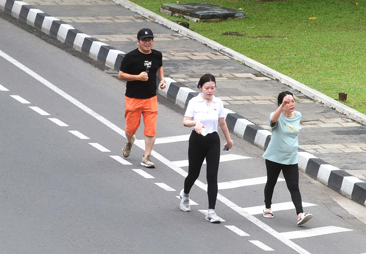 Warga berolahraga di Kawasan bundaran semanggi, Jakarta, Minggu (23/3/2025). (Beritanasional.com/Oke Atmaja)