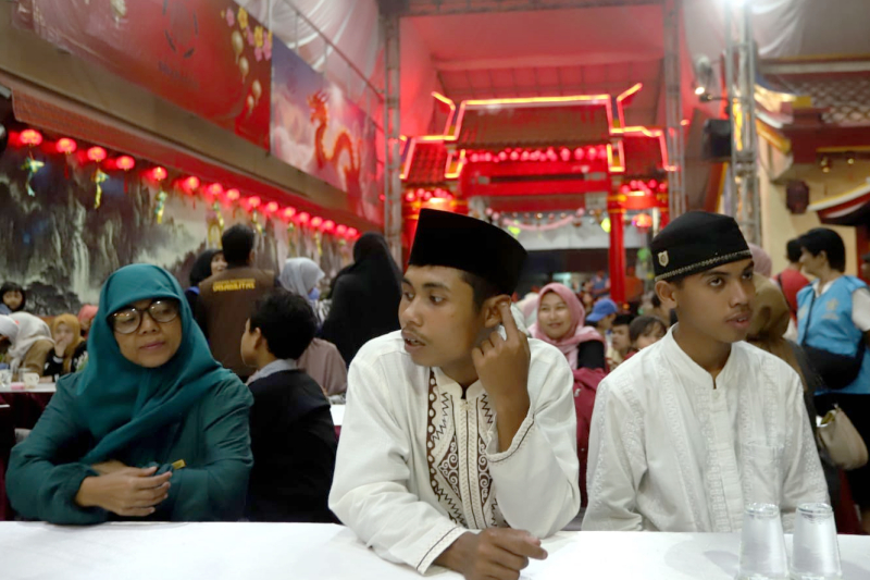 Penyandang Difabel berbuka puasa brrsama warga Tionghoa di Vibara Dhanagun Bogor. (IndonesiaGlobe/Elvis Sendouw)