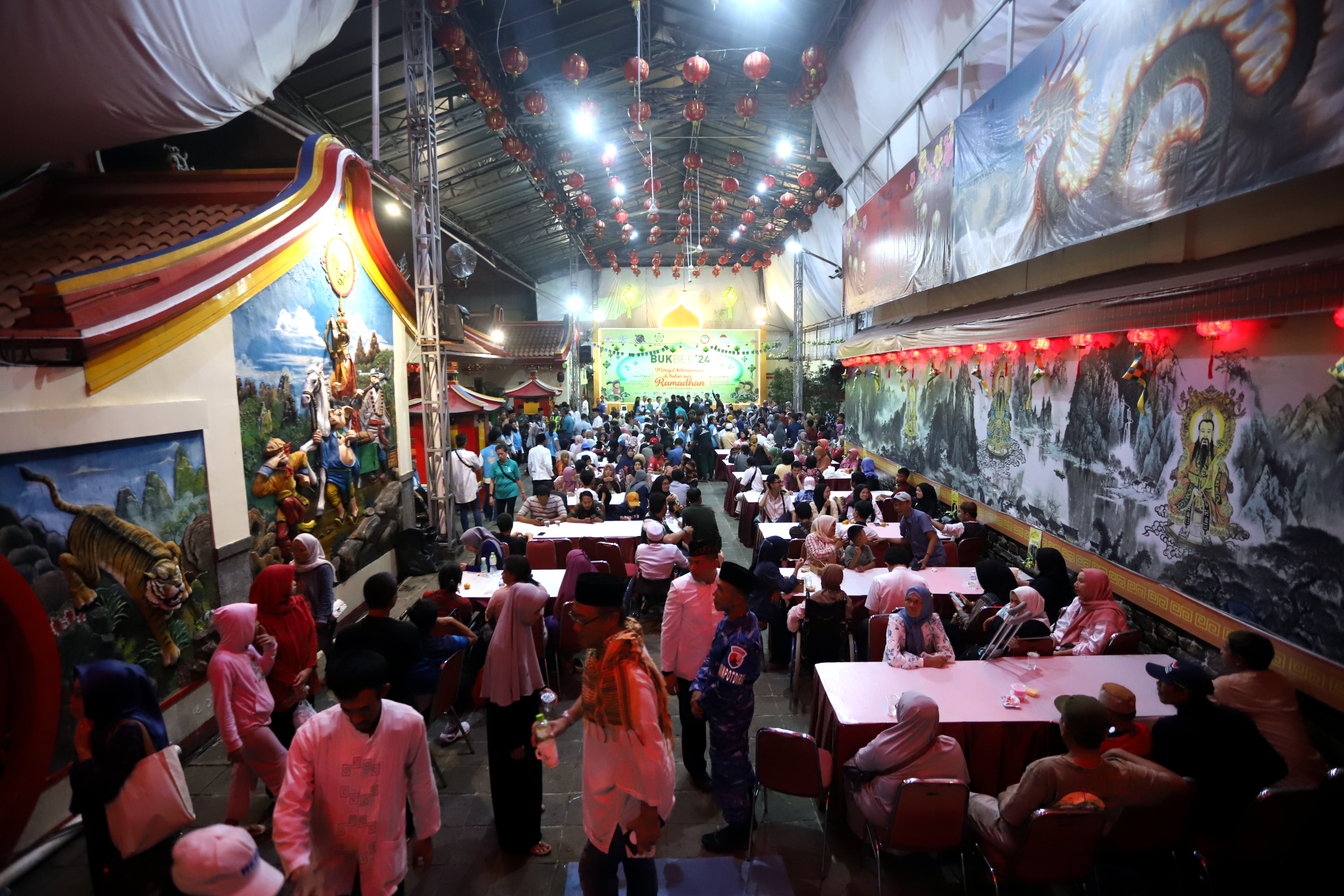 Penyandang Difabel berbuka puasa brrsama warga Tionghoa di Vibara Dhanagun Bogor. (IndonesiaGlobe/Elvis Sendouw)