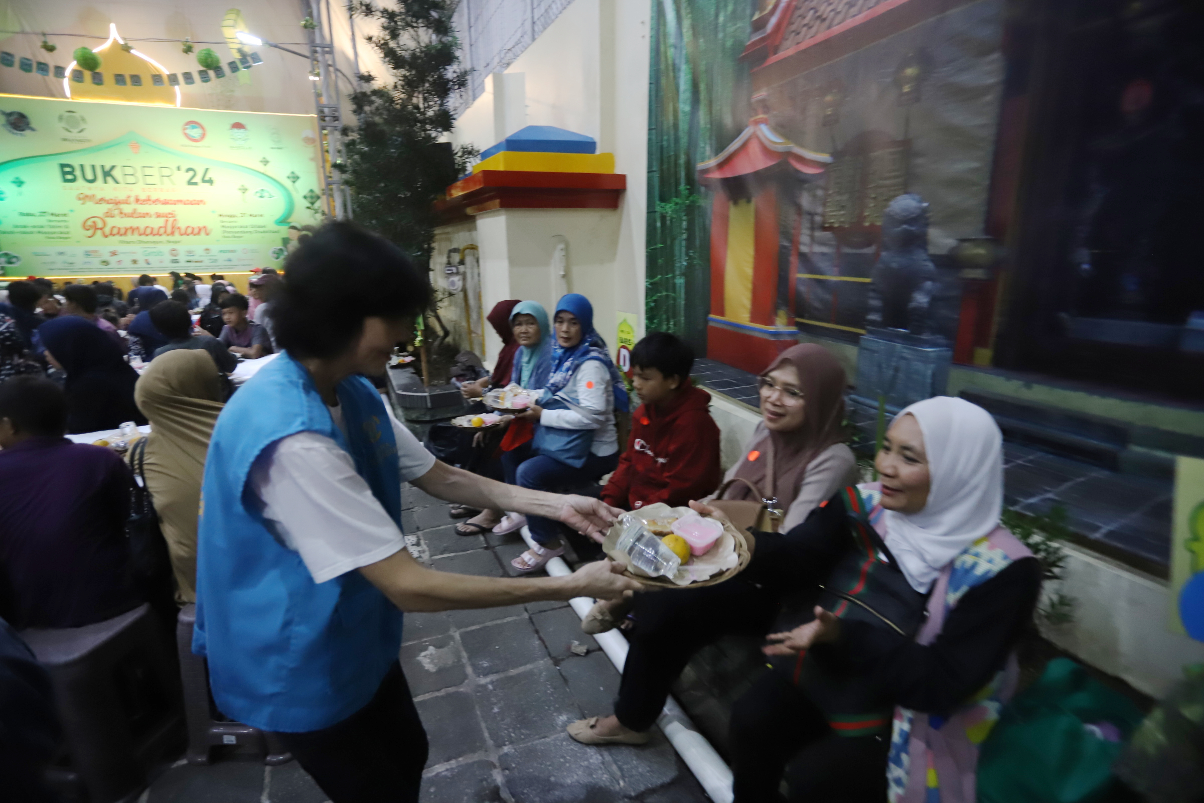 Penyandang Difabel berbuka puasa brrsama warga Tionghoa di Vibara Dhanagun Bogor. (IndonesiaGlobe/Elvis Sendouw)