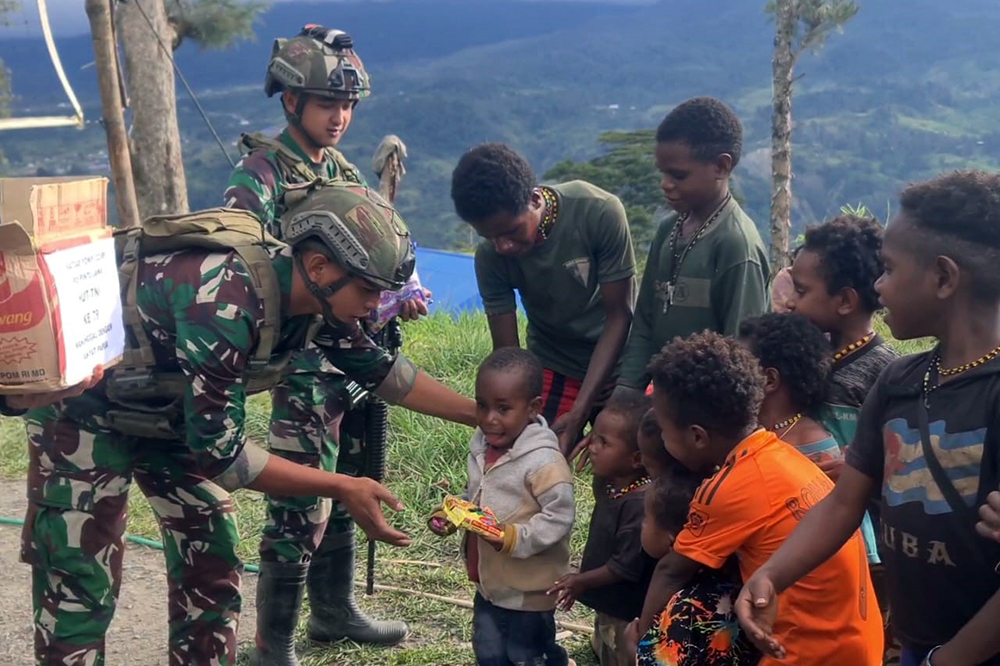 atuan Tugas Batalyon Infanteri (Satgas Yonif) Raider 323/Buaya Putih Kostrad, membagikan paket sembako epada warga Kampung Wombru, Papua. (BeritaNasional/HO TNI/Elvis Sendouw)