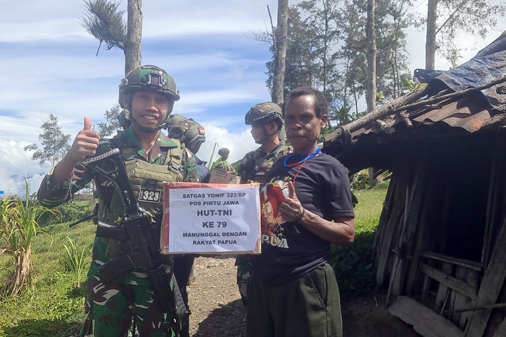 atuan Tugas Batalyon Infanteri (Satgas Yonif) Raider 323/Buaya Putih Kostrad, membagikan paket sembako epada warga Kampung Wombru, Papua. (BeritaNasional/HO TNI/Elvis Sendouw)