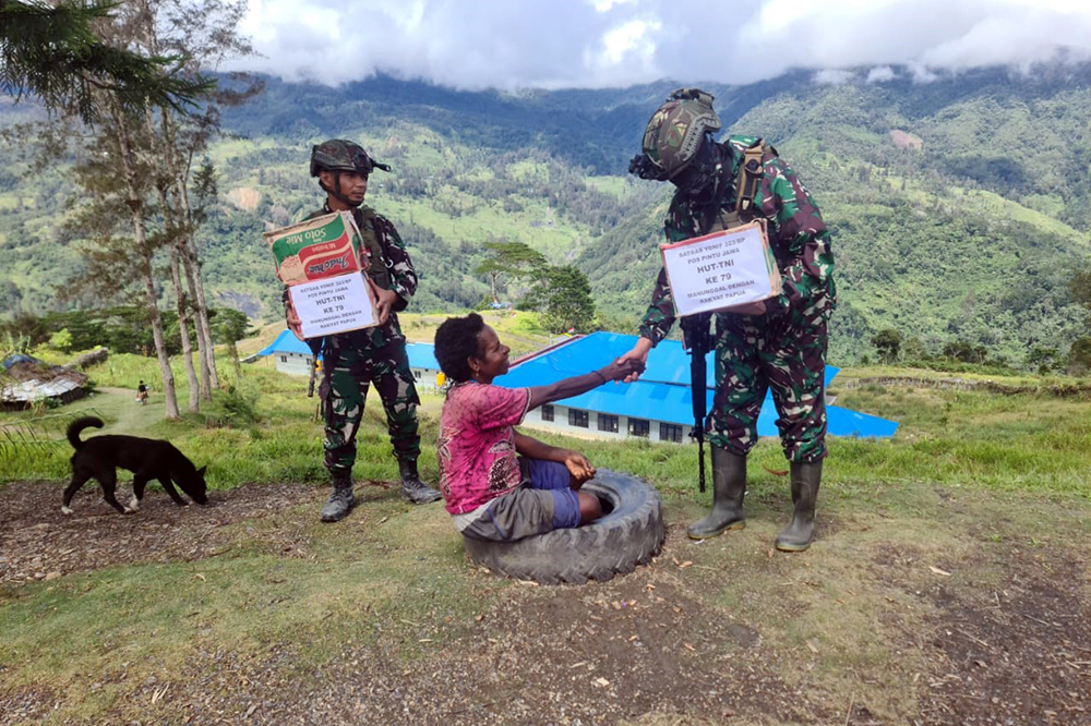 atuan Tugas Batalyon Infanteri (Satgas Yonif) Raider 323/Buaya Putih Kostrad, membagikan paket sembako epada warga Kampung Wombru, Papua. (BeritaNasional/HO TNI/Elvis Sendouw)