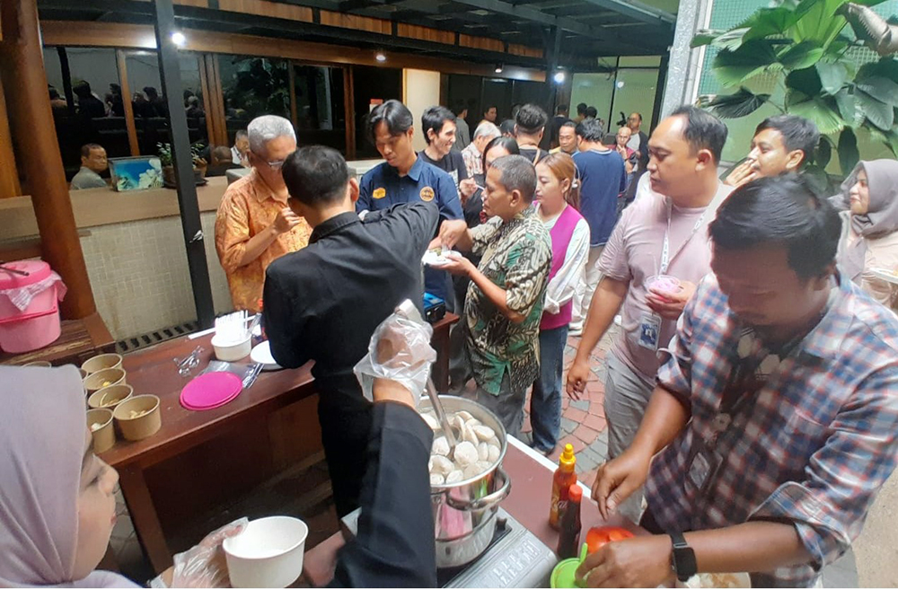 Wartawan parlemen saat merayakan syukuran Ketua Koordinatoriat Wartawan Parlemen (KWP) Ariawan dengan gelar Doktor Administrasi Publik di Universitas Dr Moestopo Beragama. (BeritaNasional/Elvis Sendouw)