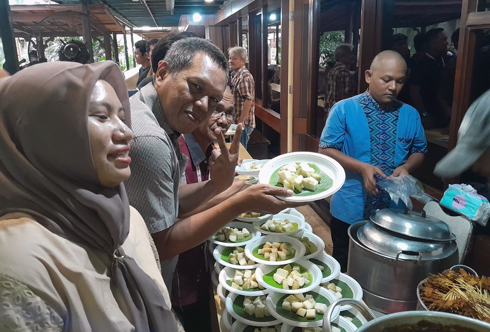 Wartawan parlemen saat merayakan syukuran Ketua Koordinatoriat Wartawan Parlemen (KWP) Ariawan dengan gelar Doktor Administrasi Publik di Universitas Dr Moestopo Beragama. (BeritaNasional/Elvis Sendouw)