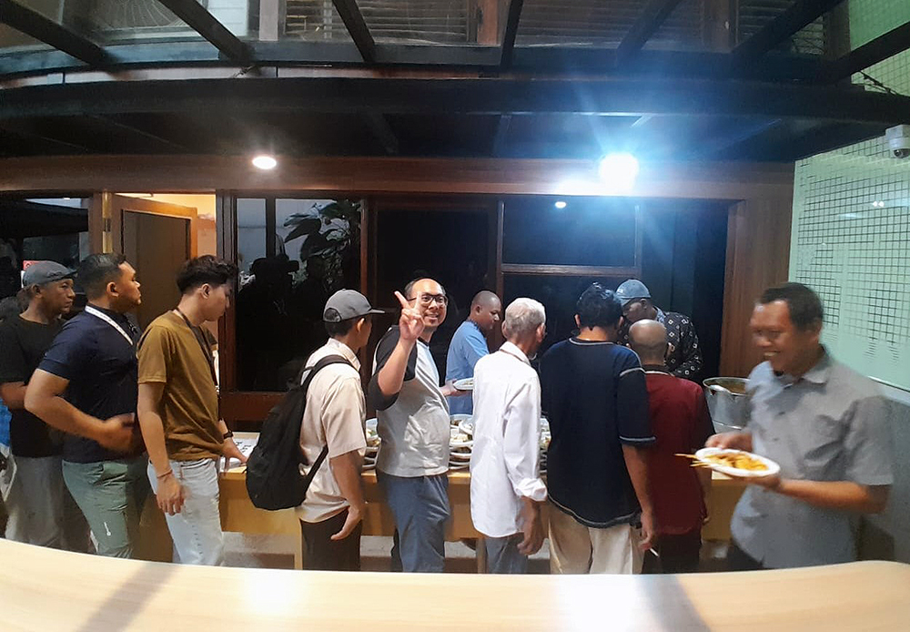 Wartawan parlemen saat merayakan syukuran Ketua Koordinatoriat Wartawan Parlemen (KWP) Ariawan dengan gelar Doktor Administrasi Publik di Universitas Dr Moestopo Beragama. (BeritaNasional/Elvis Sendouw)