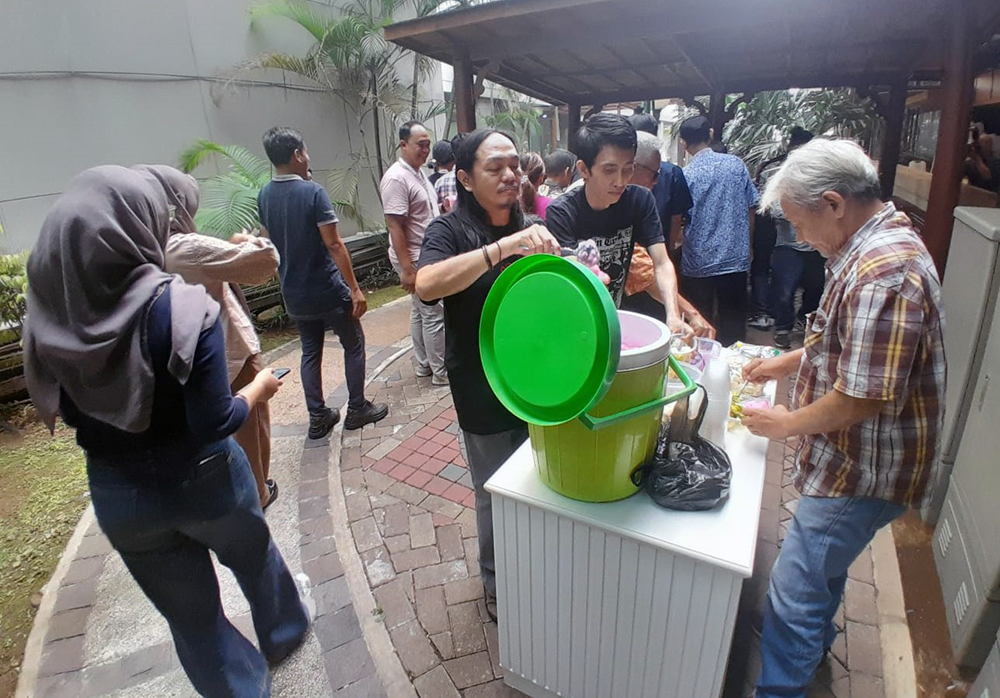 Wartawan parlemen saat merayakan syukuran Ketua Koordinatoriat Wartawan Parlemen (KWP) Ariawan dengan gelar Doktor Administrasi Publik di Universitas Dr Moestopo Beragama. (BeritaNasional/Elvis Sendouw)