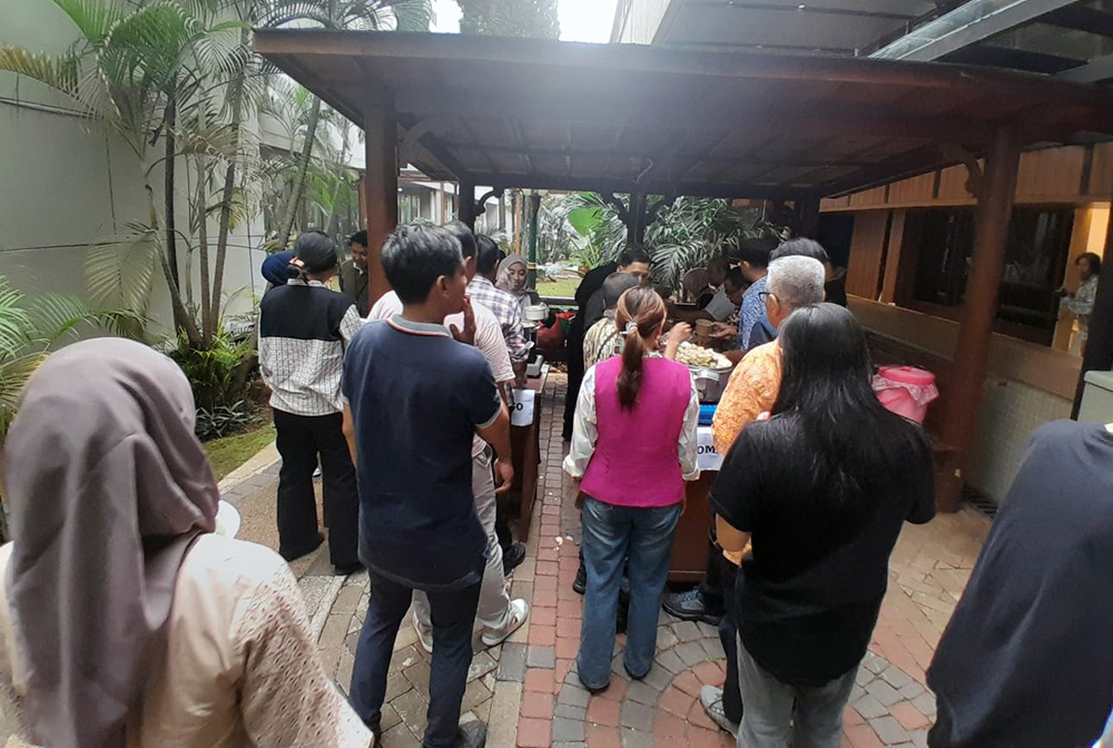 Wartawan parlemen saat merayakan syukuran Ketua Koordinatoriat Wartawan Parlemen (KWP) Ariawan dengan gelar Doktor Administrasi Publik di Universitas Dr Moestopo Beragama. (BeritaNasional/Elvis Sendouw)