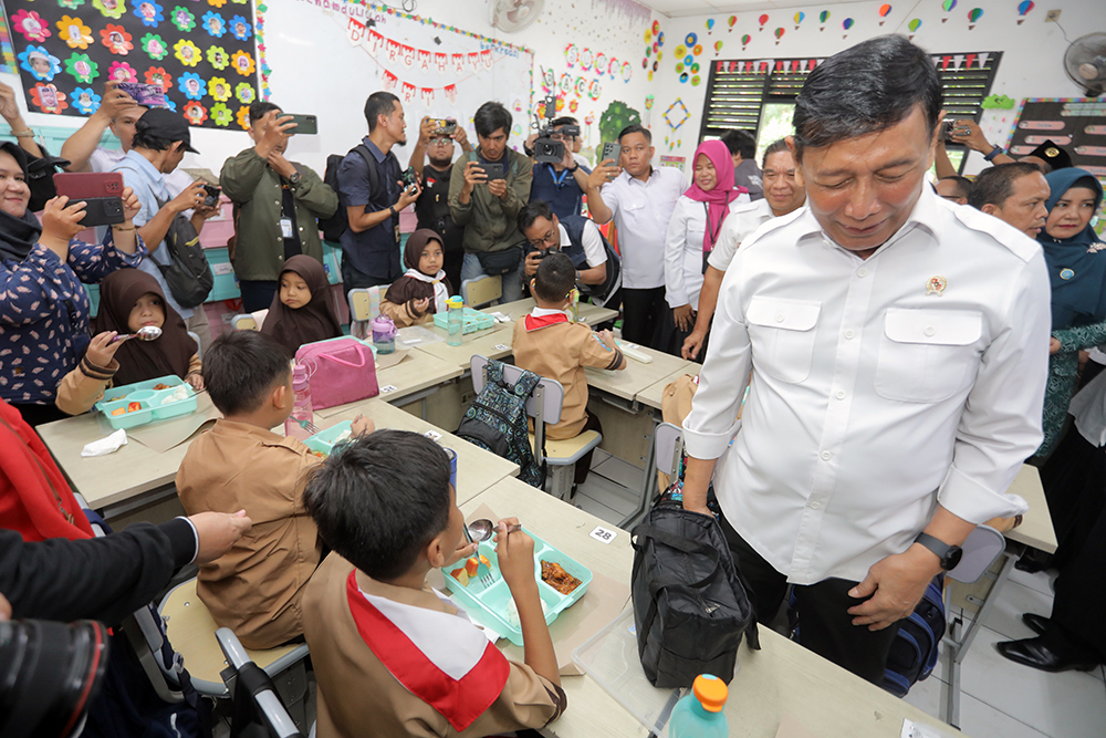 Ketua Dewan Pertimbangan Presiden Wiranto meninjau uji coba pelaksanaan program makan bergizi gratis. (BeritaNasional/Elvis Sendouw)