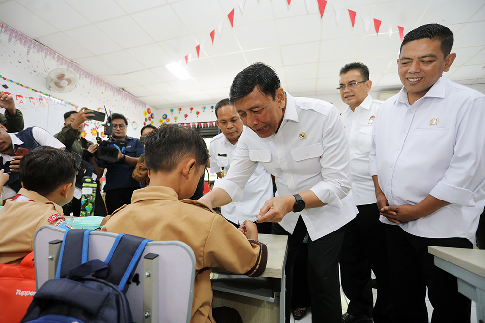 Ketua Dewan Pertimbangan Presiden Wiranto meninjau uji coba pelaksanaan program makan bergizi gratis. (BeritaNasional/Elvis Sendouw)