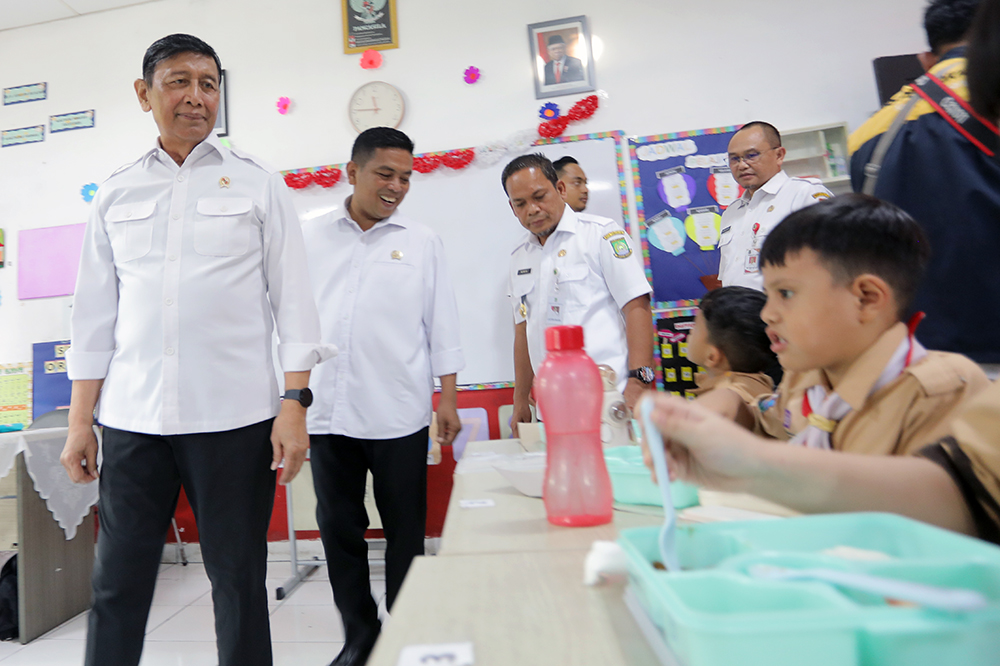 Ketua Dewan Pertimbangan Presiden Wiranto meninjau uji coba pelaksanaan program makan bergizi gratis. (BeritaNasional/Elvis Sendouw)