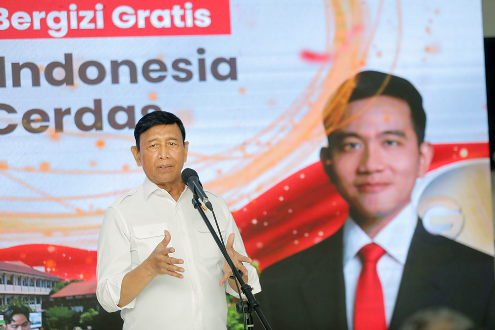 Ketua Dewan Pertimbangan Presiden Wiranto meninjau uji coba pelaksanaan program makan bergizi gratis. (BeritaNasional/Elvis Sendouw)