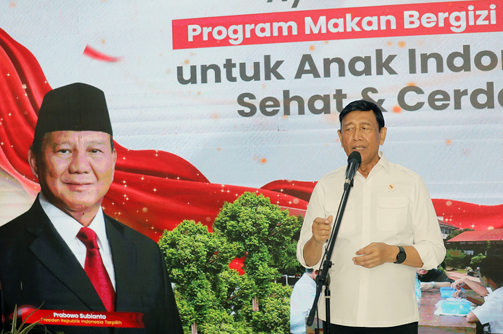 Ketua Dewan Pertimbangan Presiden Wiranto meninjau uji coba pelaksanaan program makan bergizi gratis. (BeritaNasional/Elvis Sendouw)