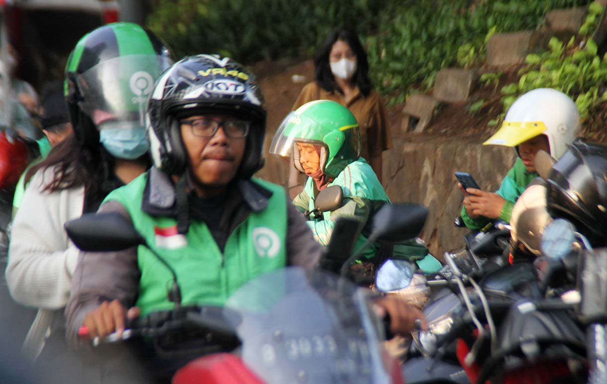 Sejumlah pengemudi ojek online (ojol) menunggu penumpang di depan Stasiun Sudirman, Kamis (2/4/2026). (Beritanasional.com/Oke Atmaja)