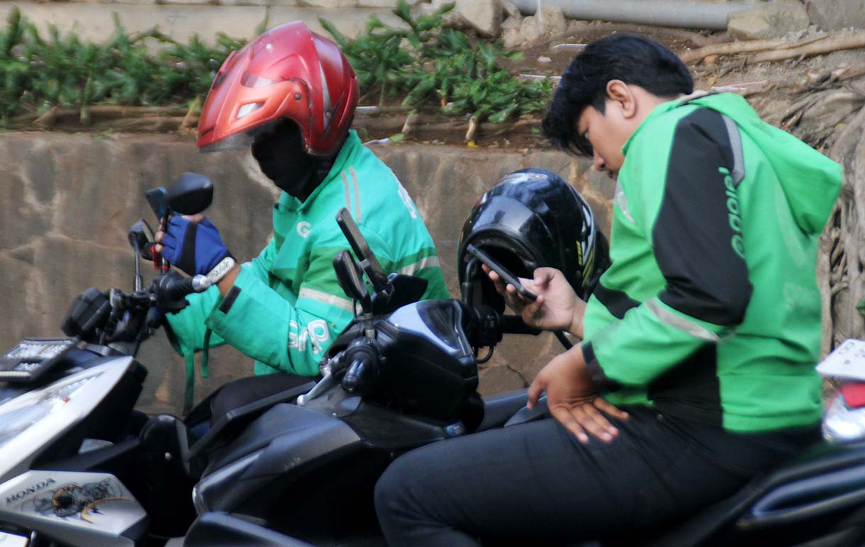 Sejumlah pengemudi ojek online (ojol) menunggu penumpang di depan Stasiun Sudirman, Kamis (2/4/2026). (Beritanasional.com/Oke Atmaja)