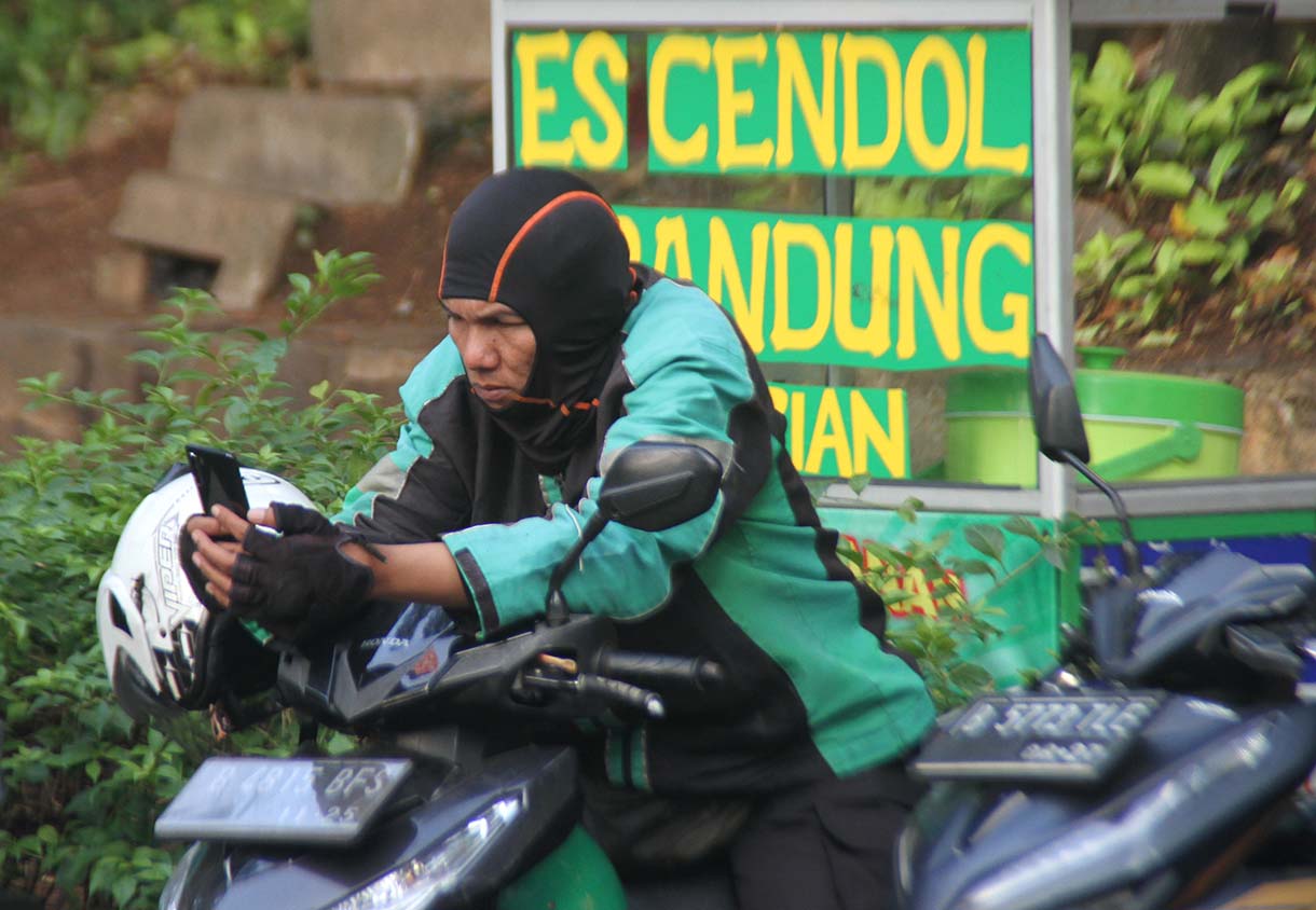 Sejumlah pengemudi ojek online (ojol) menunggu penumpang di depan Stasiun Sudirman, Kamis (2/4/2026). (Beritanasional.com/Oke Atmaja)