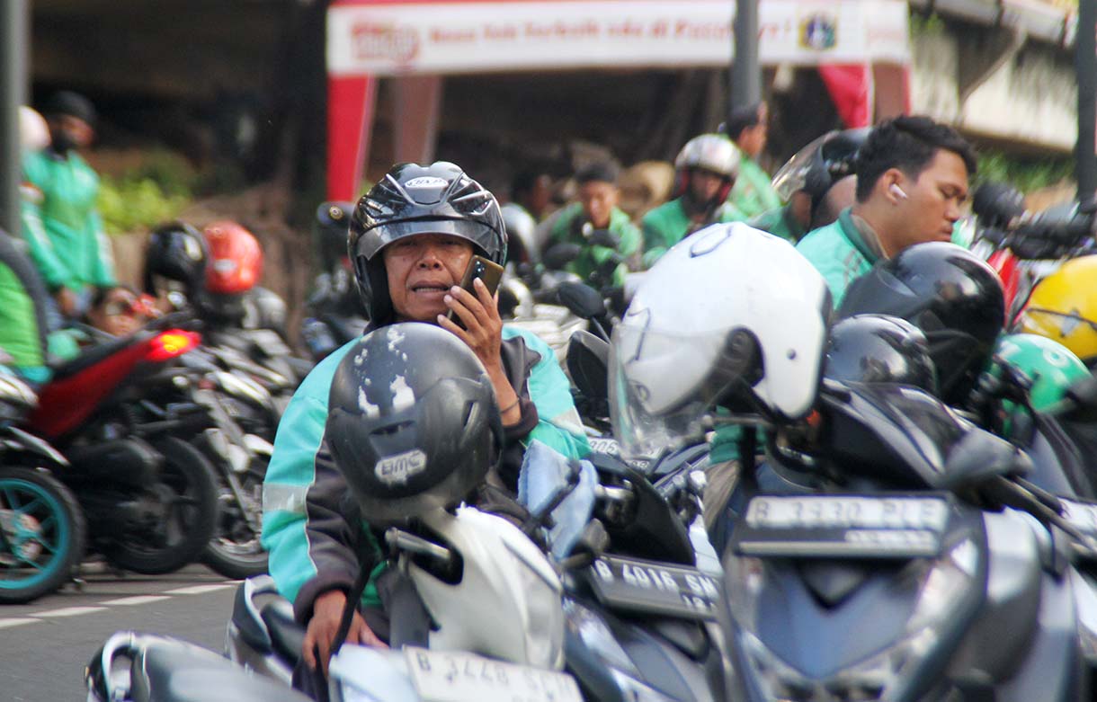 Sejumlah pengemudi ojek online (ojol) menunggu penumpang di depan Stasiun Sudirman, Kamis (2/4/2026). (Beritanasional.com/Oke Atmaja)
