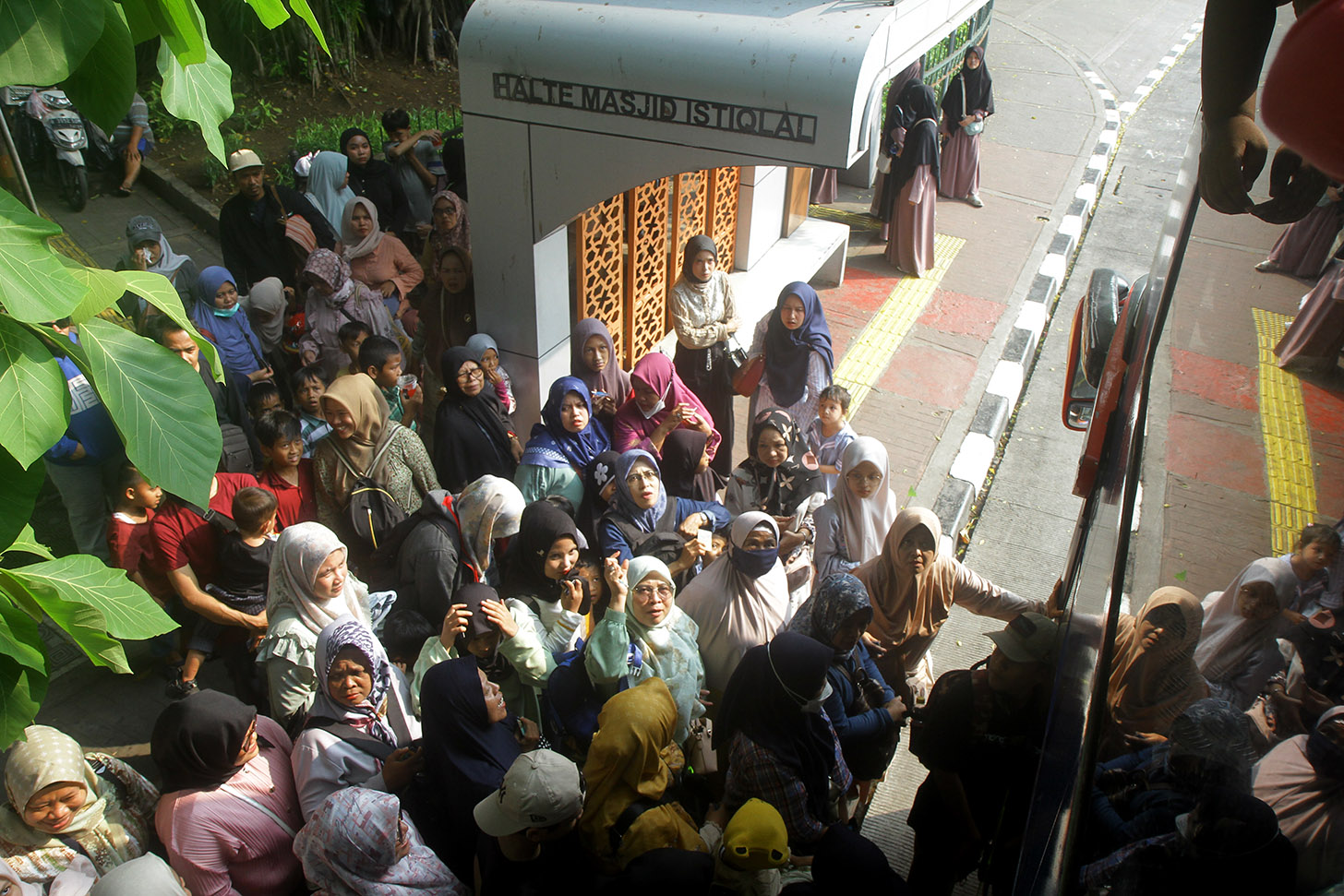 Sejumlah penumpang menaiki bus tingkat pariwisata gratis di kawasan Monas, Jakarta,minggu (7/7/2024).(BeritaNasional.com/Oke Atmaja)