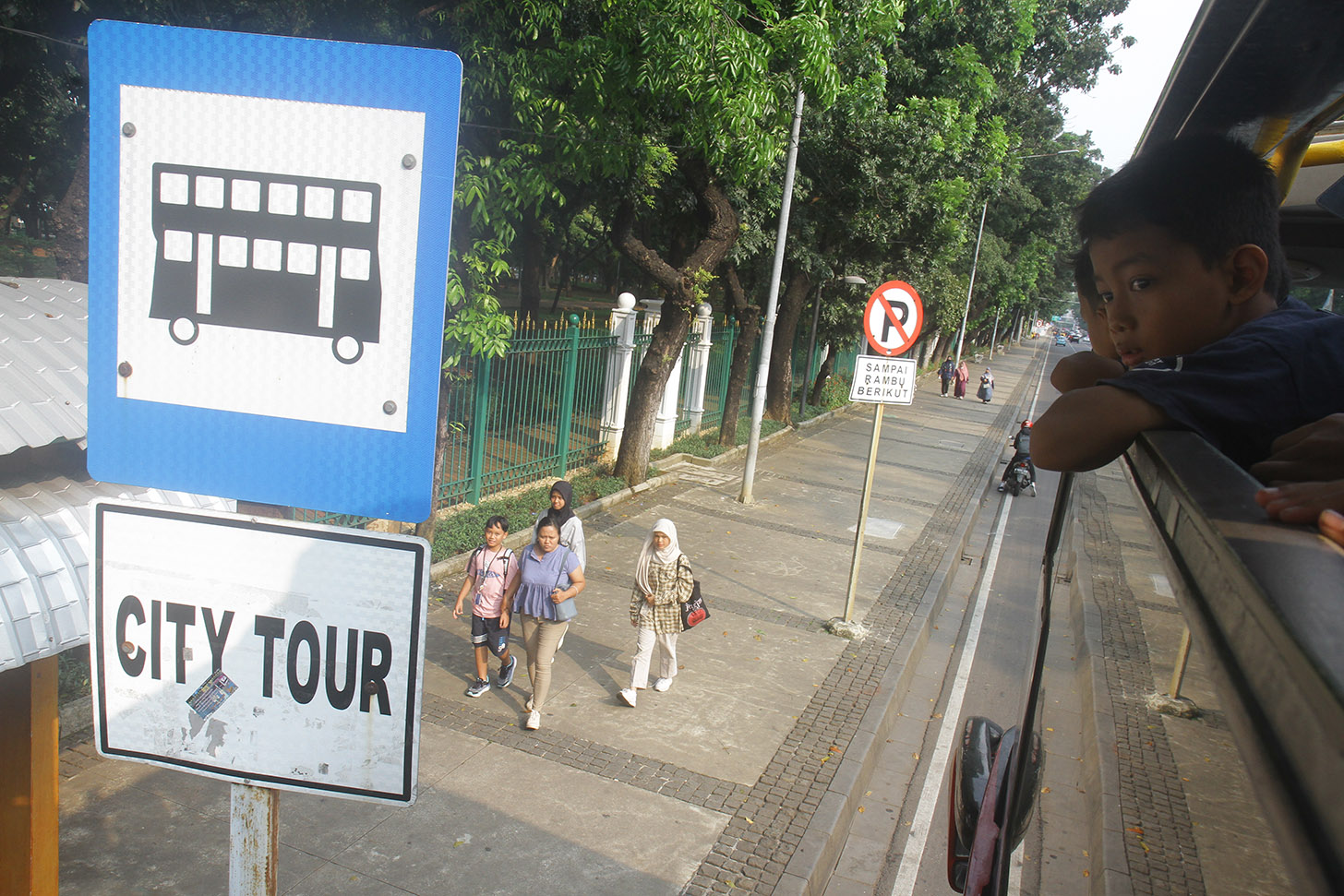 Sejumlah penumpang menaiki bus tingkat pariwisata gratis di kawasan Monas, Jakarta,minggu (7/7/2024).(BeritaNasional.com/Oke Atmaja)