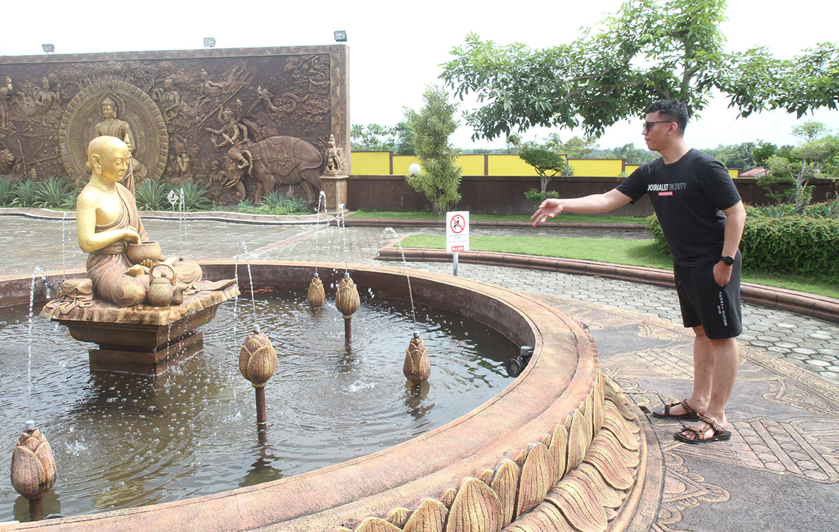 Warga memotret Patung Buddha Tidur di Vihara Dharma Shanti, Tanjung Uban, Bintan, Kepulauan Riau, Kamis (05/12/2024).(BeritaNasional.com/Oke Atmaja)