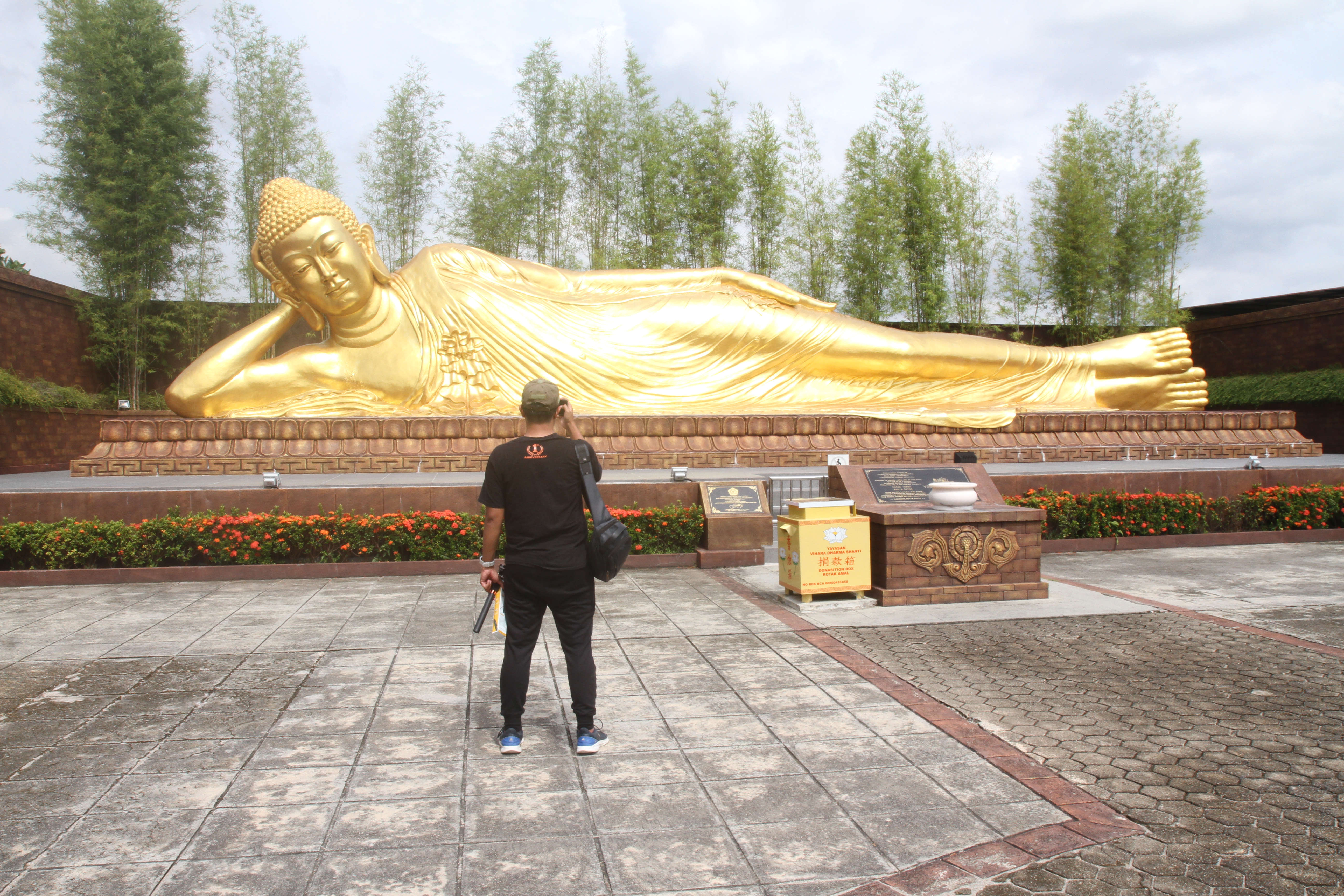 Warga memotret Patung Buddha Tidur di Vihara Dharma Shanti, Tanjung Uban, Bintan, Kepulauan Riau, Kamis (05/12/2024).(BeritaNasional.com/Oke Atmaja)