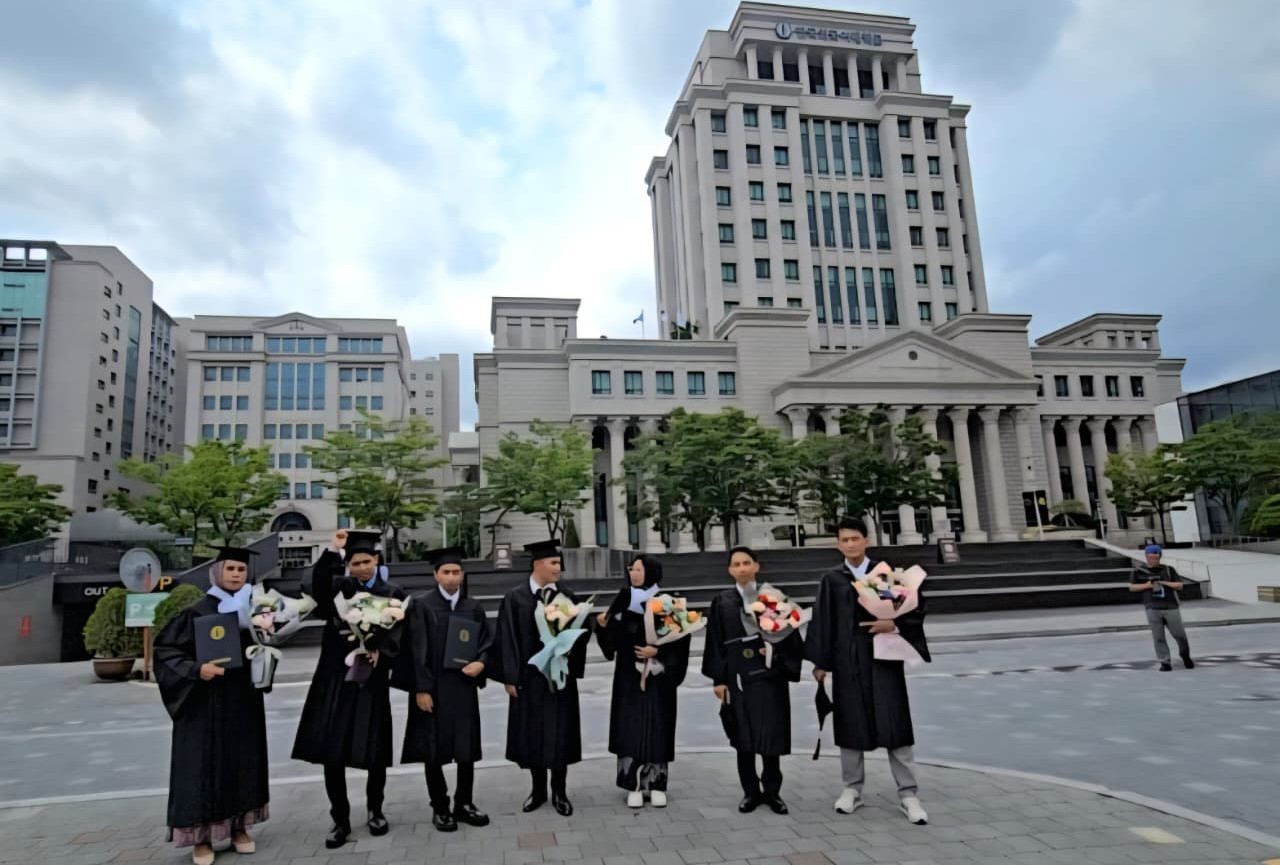 Wisuda 9 PMI di Korea, Menteri Karding: Bukti Migran Bisa Tingkatkan Kualitas Diri Menteri Pelindungan Pekerja Migran Indonesia (P2MI) Abdul Kadir Karding menghadiri wisuda sembilan pekerja migran Indonesia (PMI) di Hankook University of Foreign Studies. (BeritaNasional/Elvis Sendouw/HO P2MI)