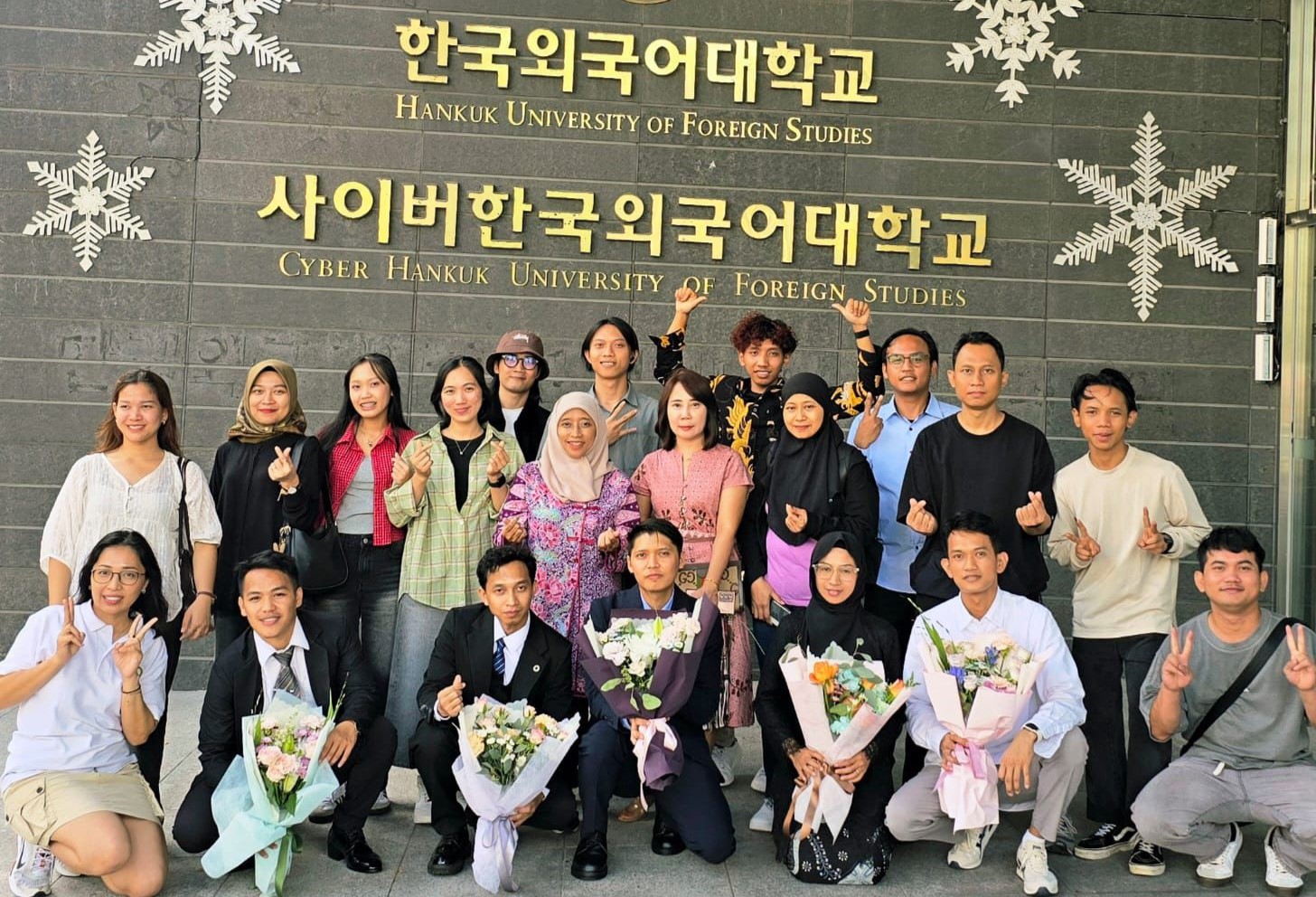 Wisuda 9 PMI di Korea, Menteri Karding: Bukti Migran Bisa Tingkatkan Kualitas Diri Menteri Pelindungan Pekerja Migran Indonesia (P2MI) Abdul Kadir Karding menghadiri wisuda sembilan pekerja migran Indonesia (PMI) di Hankook University of Foreign Studies. (BeritaNasional/Elvis Sendouw/HO P2MI)