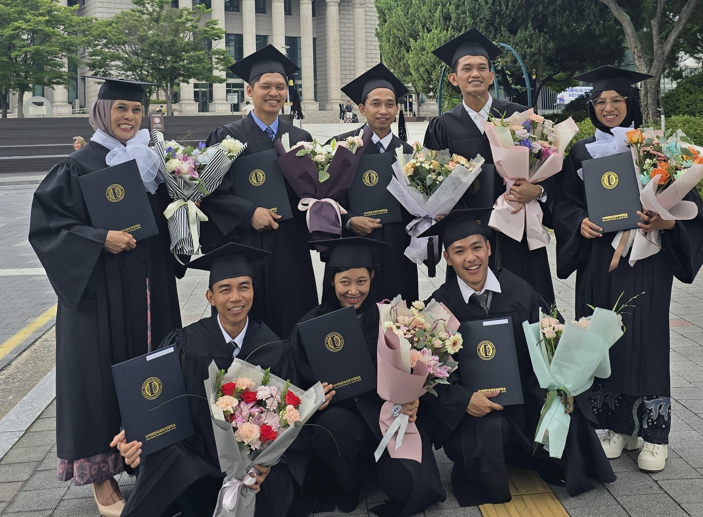 Wisuda 9 PMI di Korea, Menteri Karding: Bukti Migran Bisa Tingkatkan Kualitas Diri Menteri Pelindungan Pekerja Migran Indonesia (P2MI) Abdul Kadir Karding menghadiri wisuda sembilan pekerja migran Indonesia (PMI) di Hankook University of Foreign Studies. (BeritaNasional/Elvis Sendouw/HO P2MI)