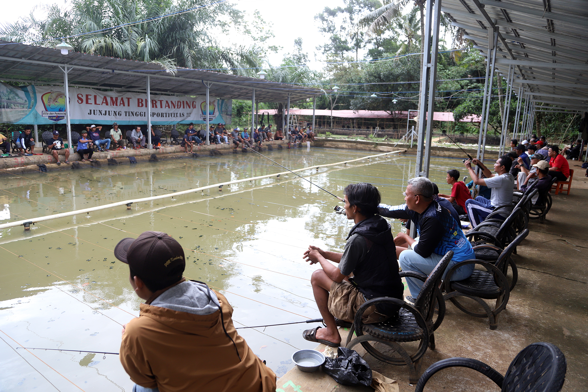 Wartawan Mancing Indonesia memberikan santunan kepada lansia dan anak yatim. (BeritaNasional/Elvis Sendouw)