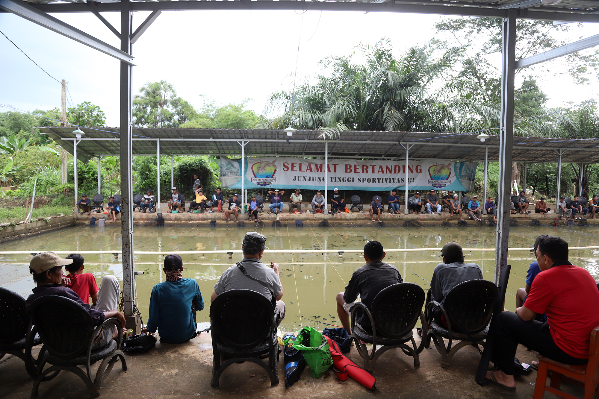 Wartawan Mancing Indonesia memberikan santunan kepada lansia dan anak yatim. (BeritaNasional/Elvis Sendouw)