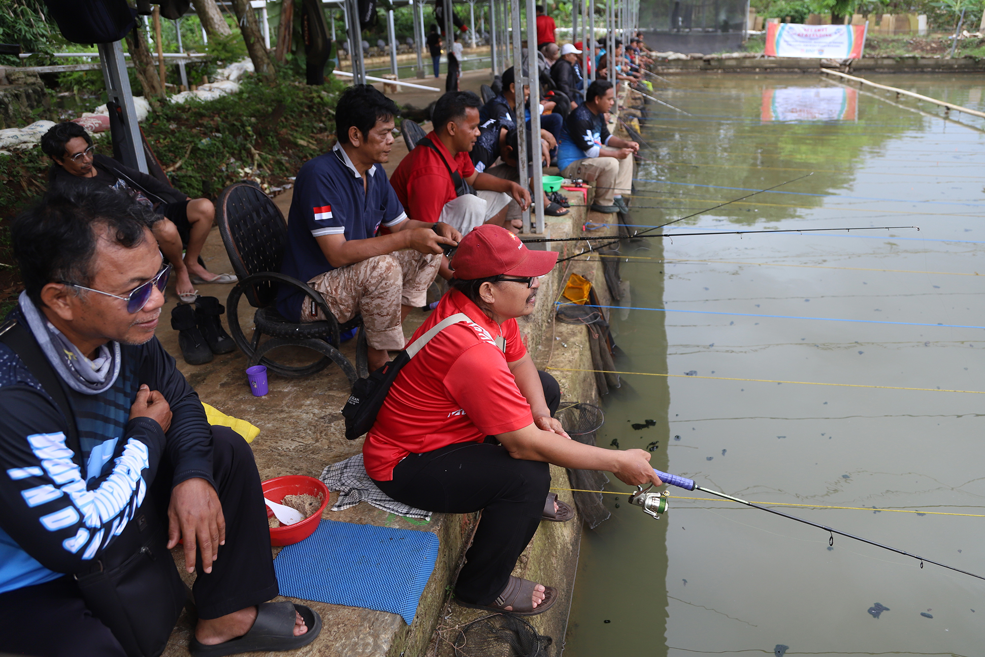 Wartawan Mancing Indonesia memberikan santunan kepada lansia dan anak yatim. (BeritaNasional/Elvis Sendouw)