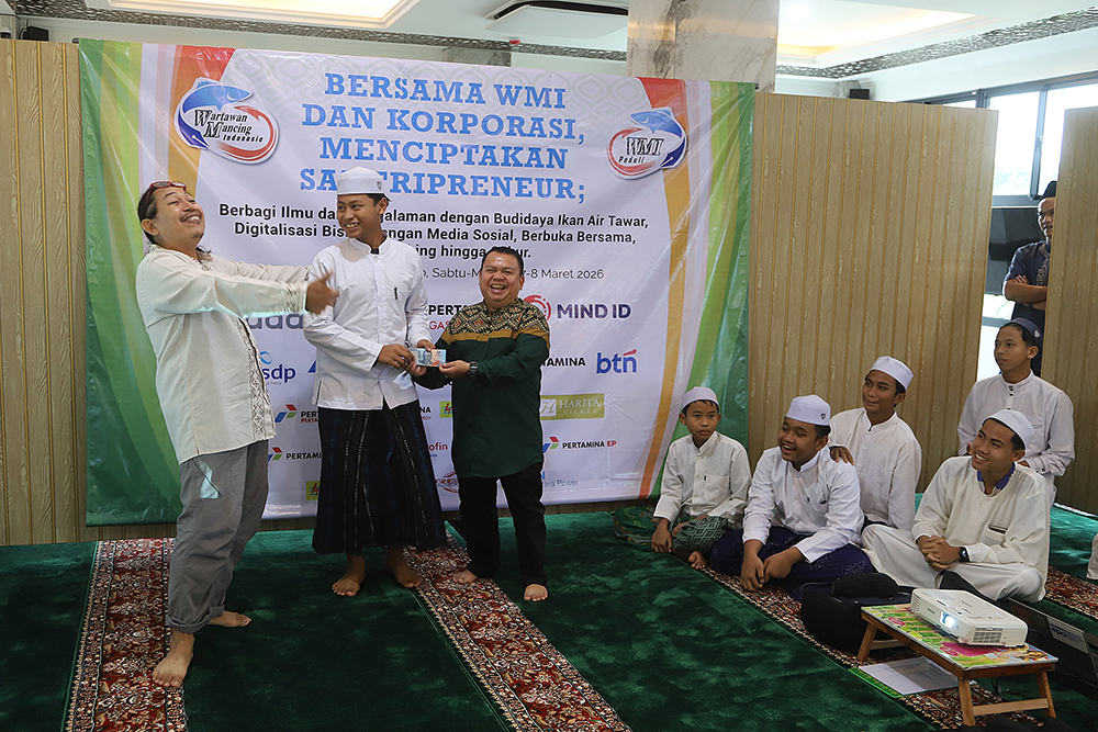 Wartawan Mancing Indonesia (WMI) gelar WMI peduli dengan memberikan penyuluhan budidaya ikan,  kewirausahaan dan santunan. (BeritaNasional/Elvis Sendouw)